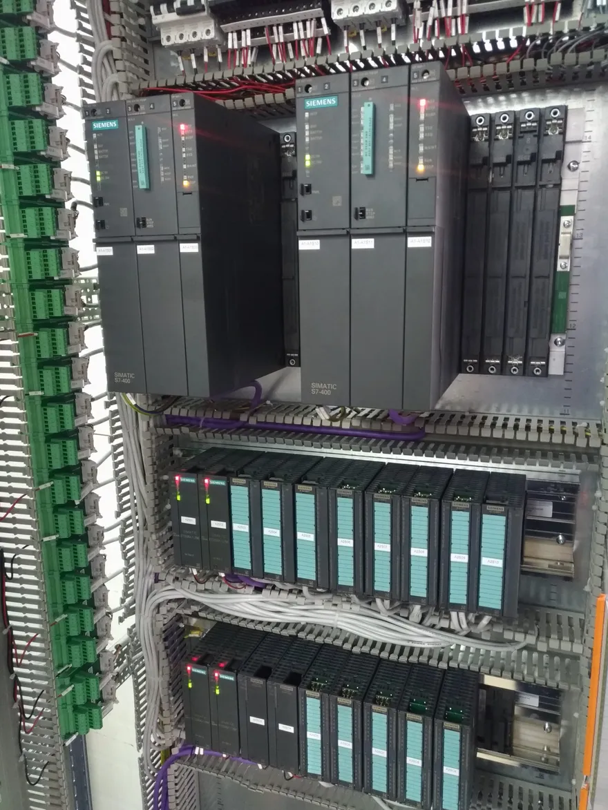 Шкаф управления с контроллером Siemens S7-400H и модулями ввода-вывода