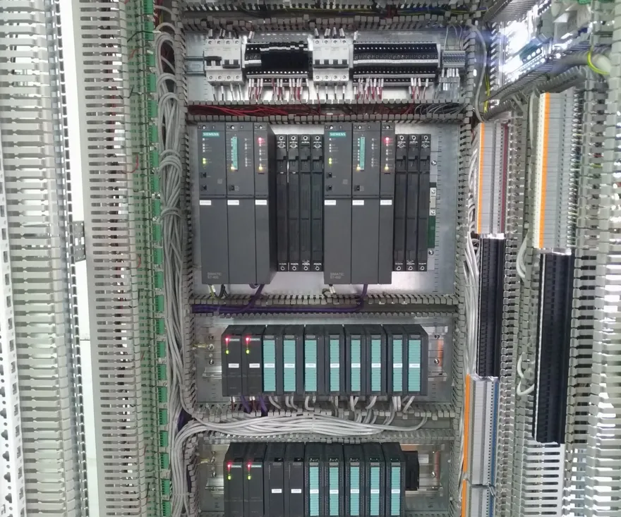Шкаф управления с двумя контроллерами Siemens SIMATIC S7-400 и модулями ввода-вывода